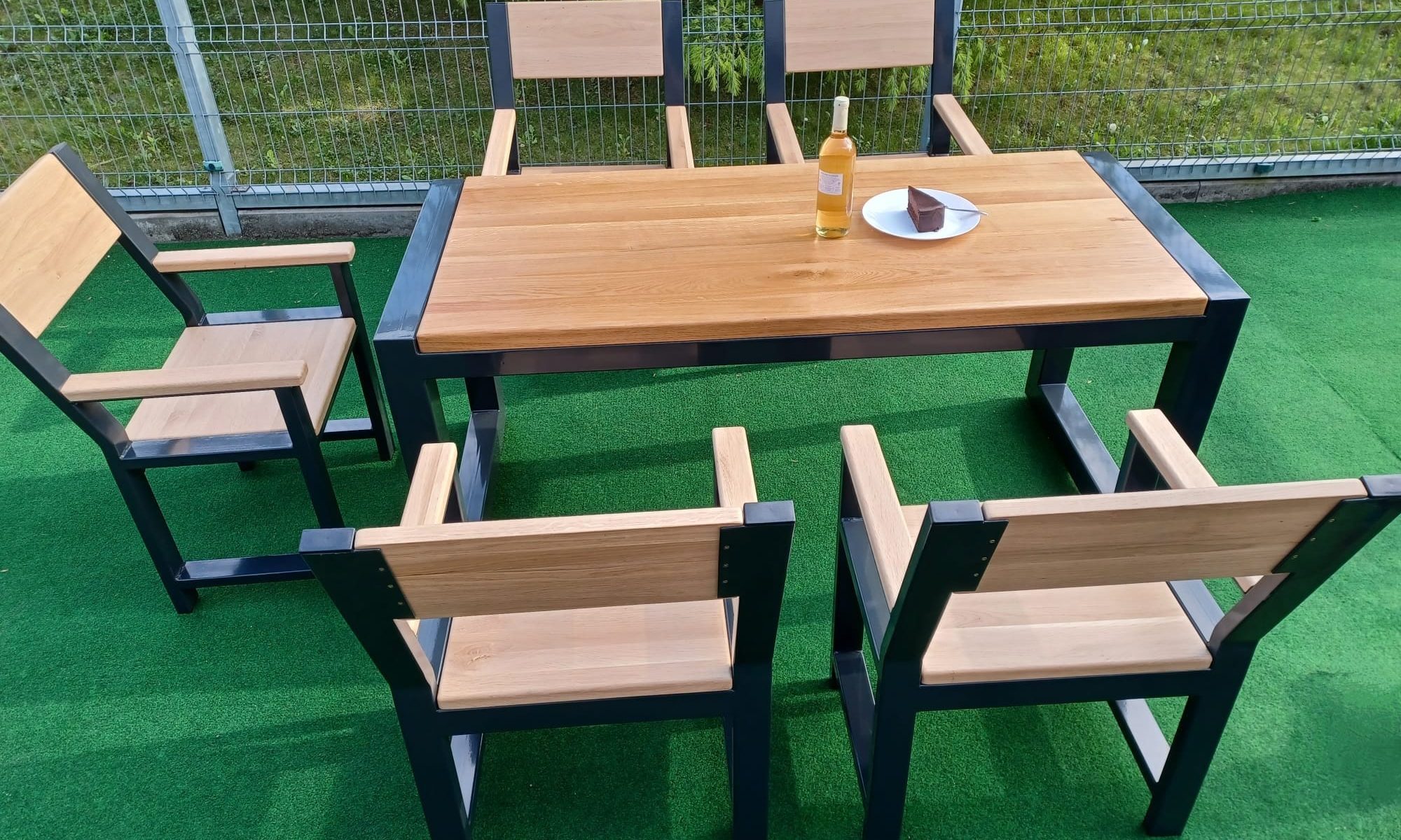 Kovový stůl s dřevěnou deskou a židlemi zakázková výroba nábytku